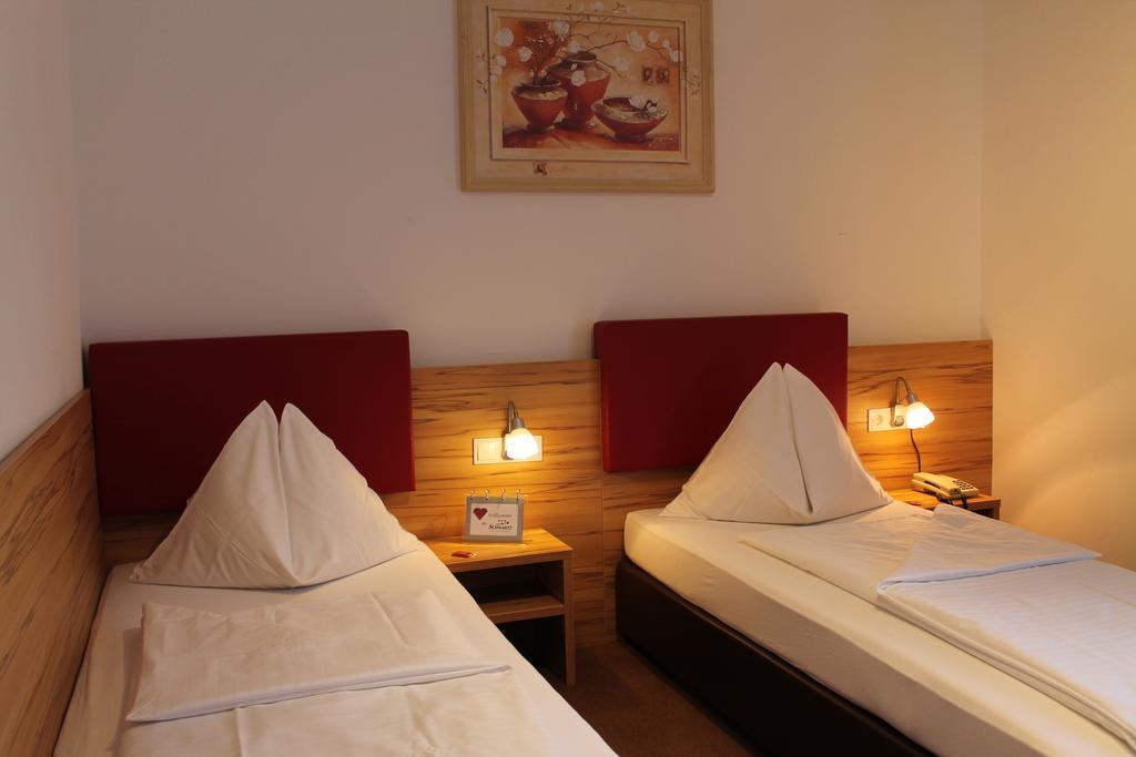 Hotel Restaurant Schwartz Neusiedl am Steinfelde Quarto foto
